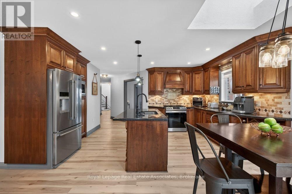 84 LOON AVENUE Image 21