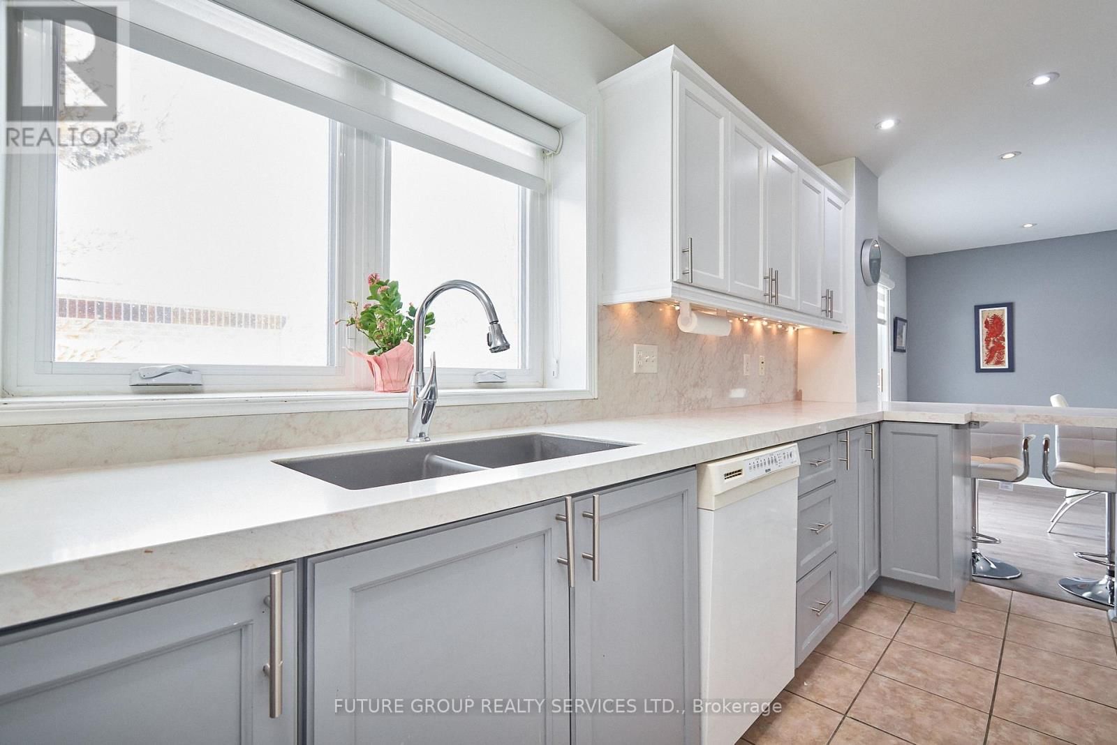 20 - 358 LITTLE AVENUE Image 11