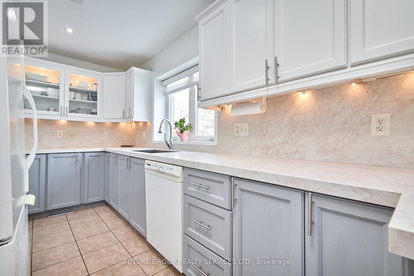 20 - 358 LITTLE AVENUE Image 9