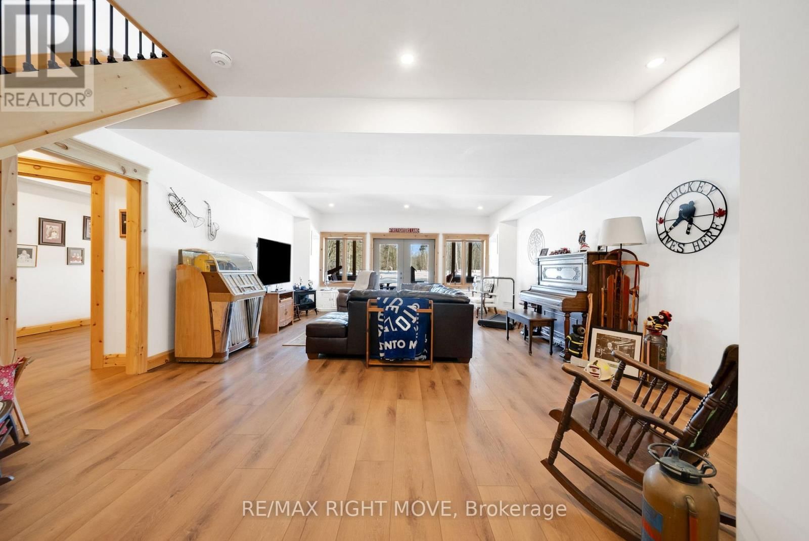 1935 MCLEOD DRIVE Image 29