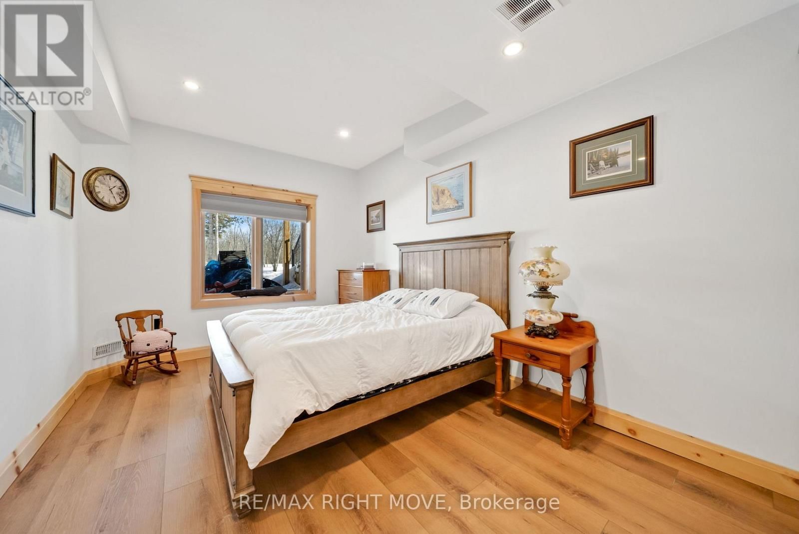 1935 MCLEOD DRIVE Image 32