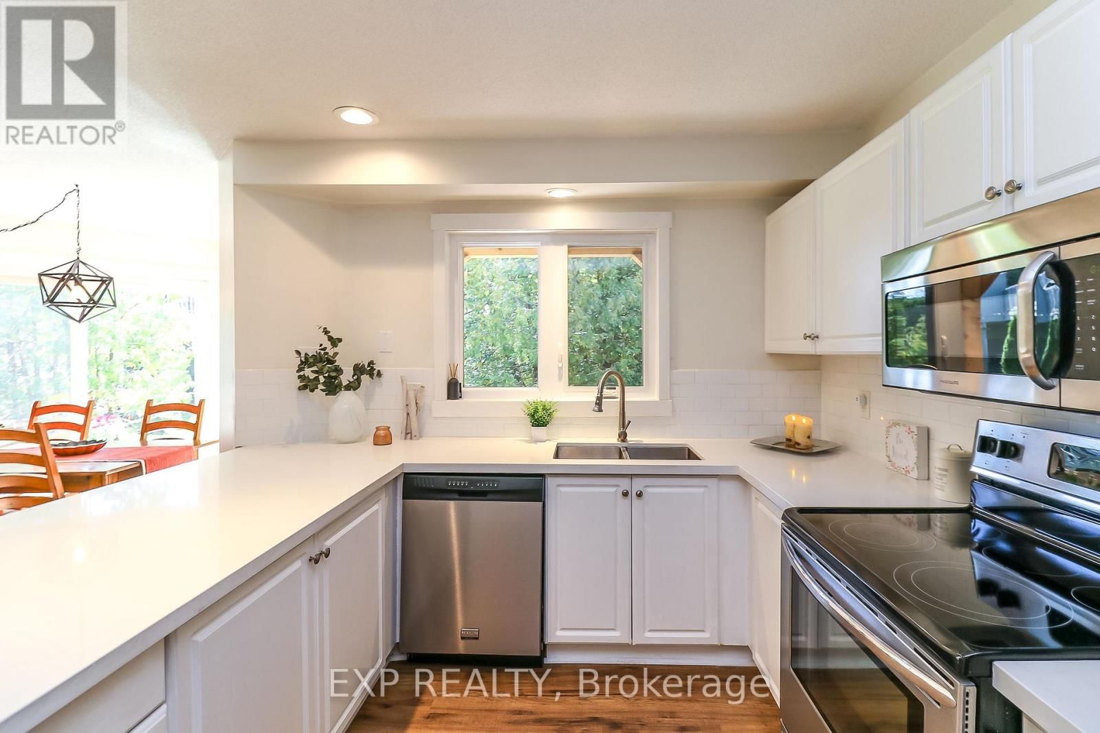 38 - 133 FAIRWAY CRESCENT Image 13