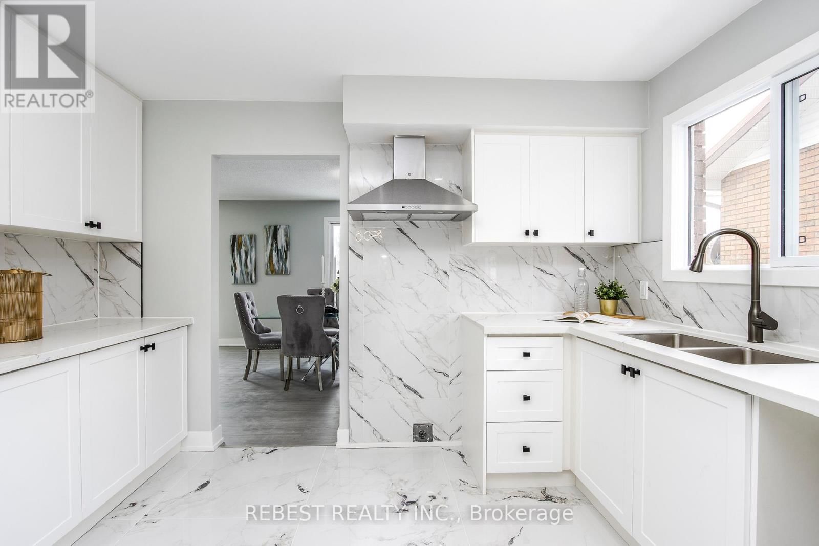 92 LILLIAN CRESCENT Image 16