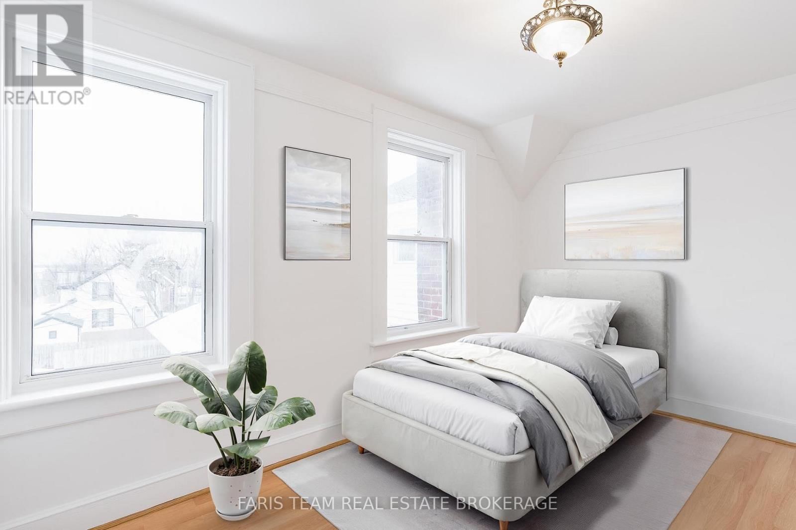 240 LACLIE STREET Image 19