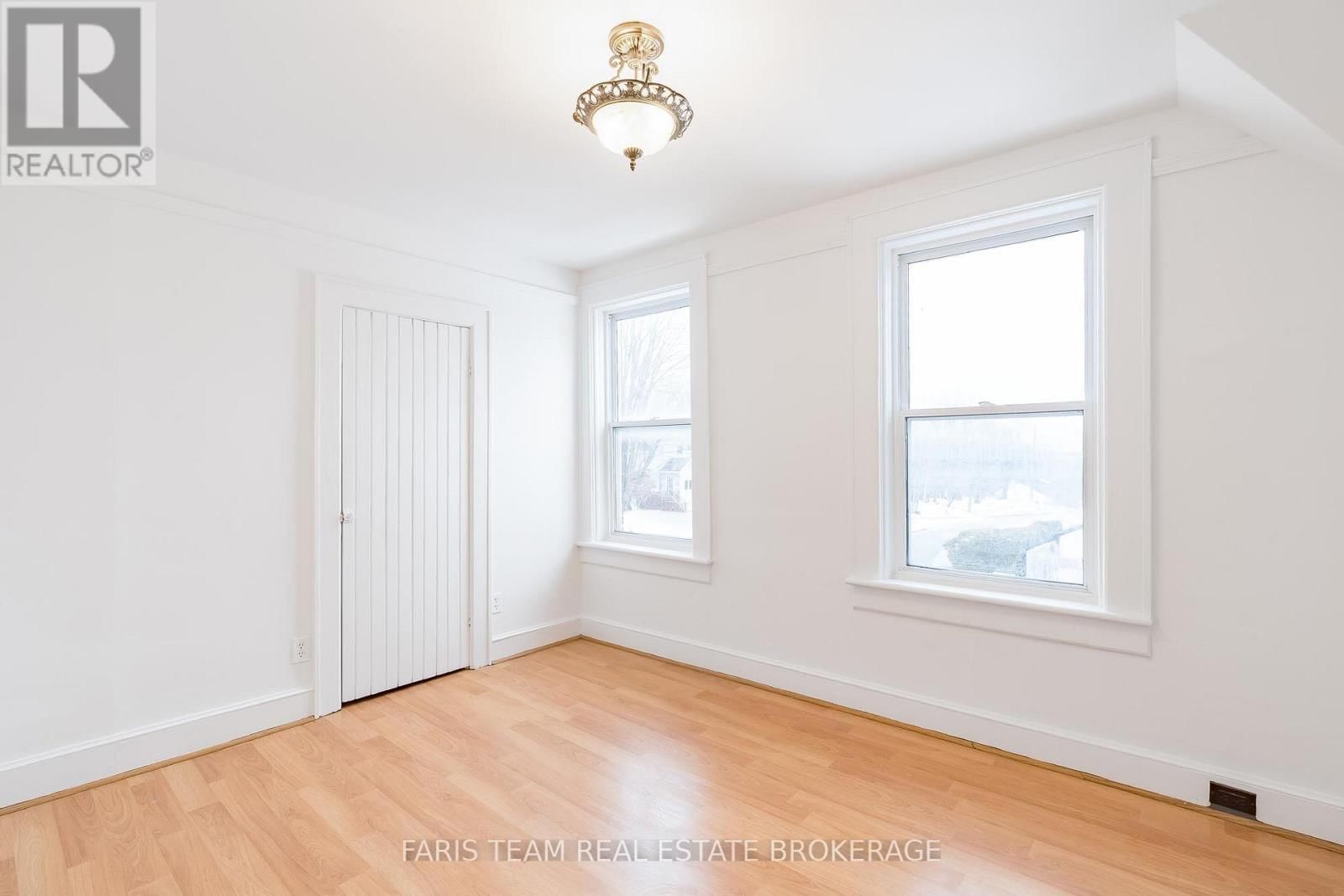 240 LACLIE STREET Image 21