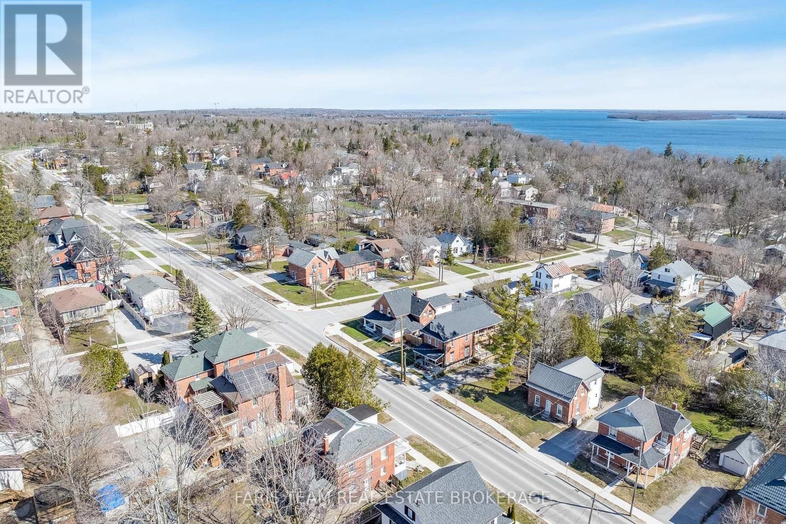 240 LACLIE STREET Image 32