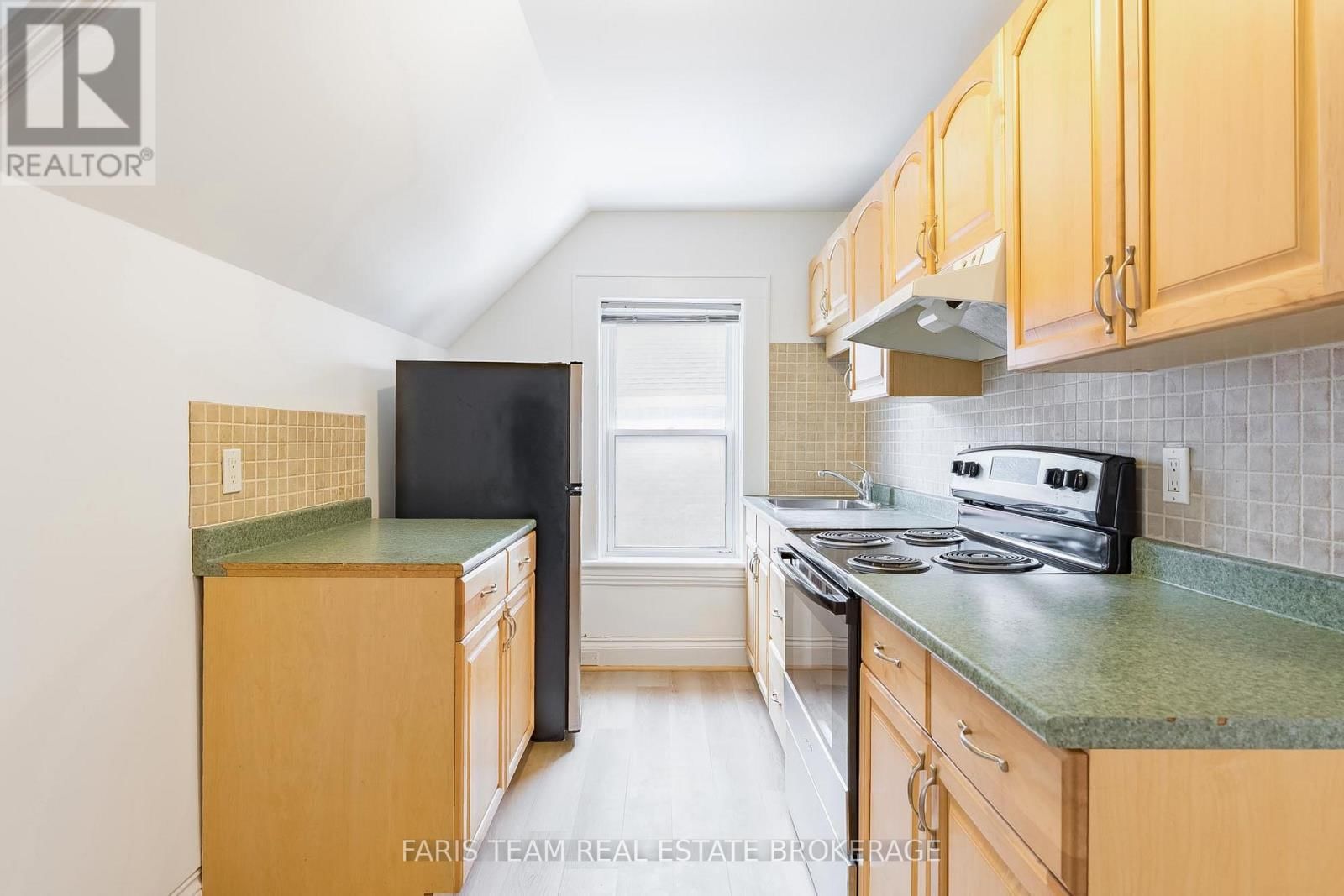 240 LACLIE STREET Image 4