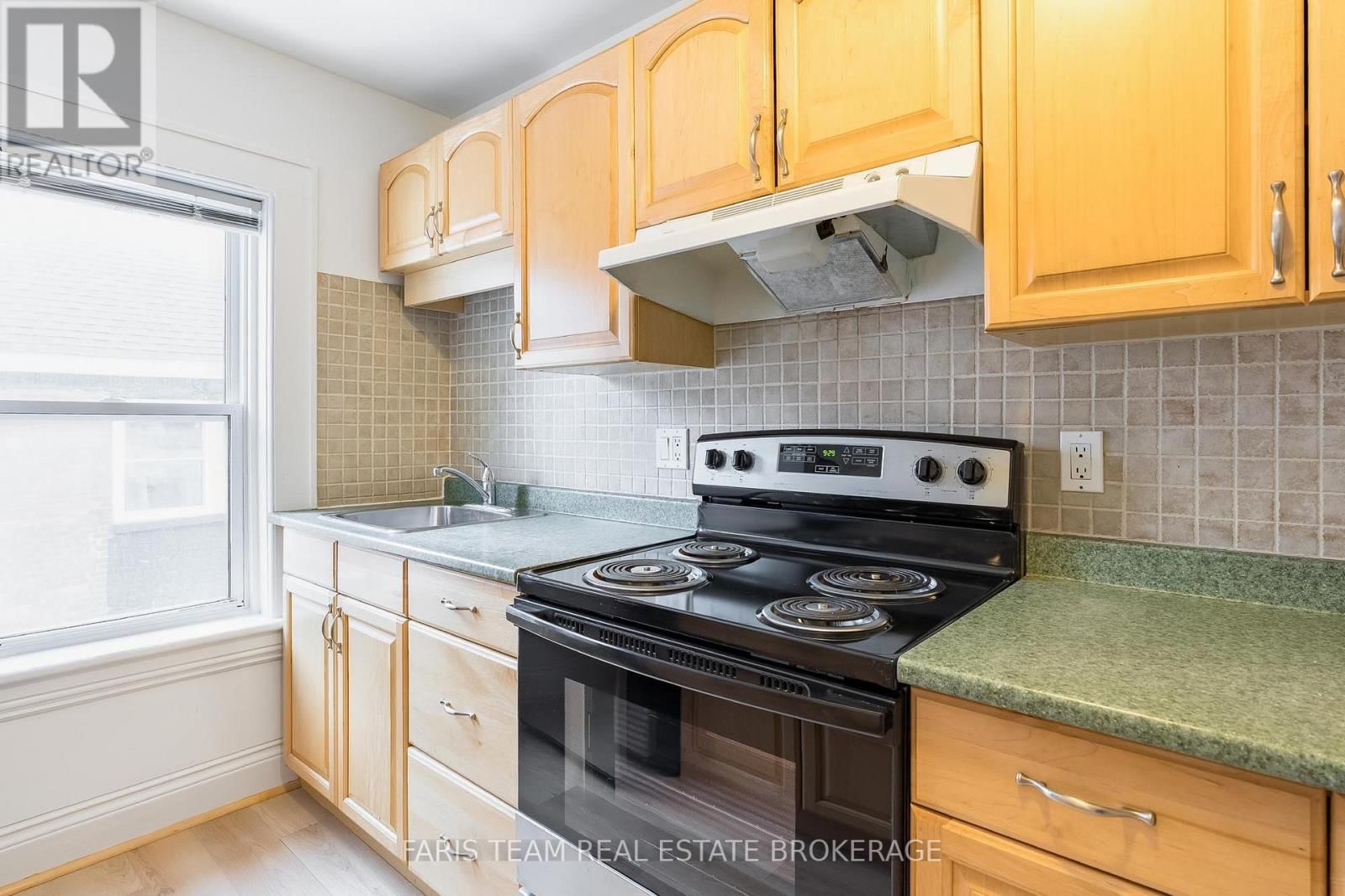 240 LACLIE STREET Image 6