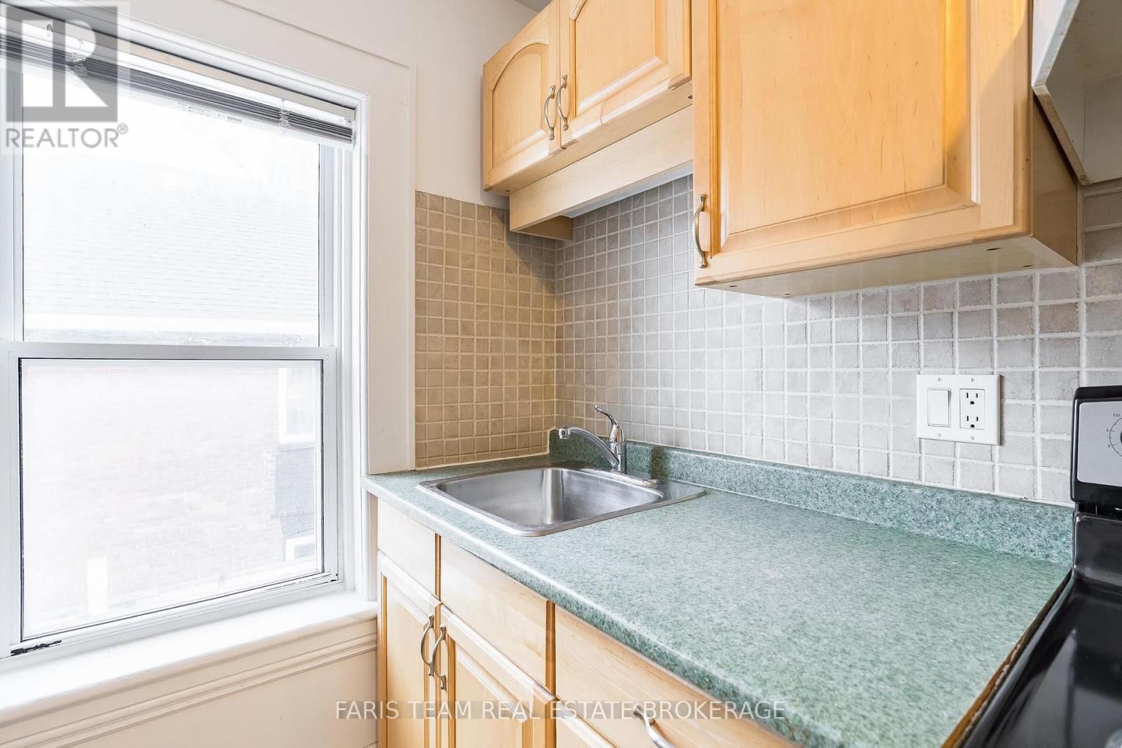 240 LACLIE STREET Image 7