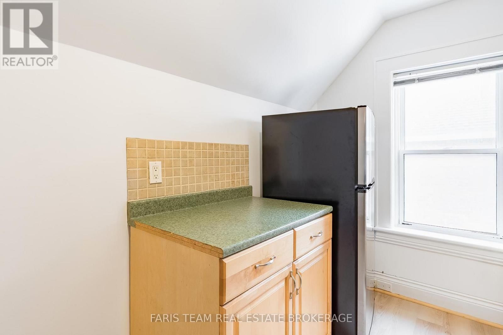 240 LACLIE STREET Image 8