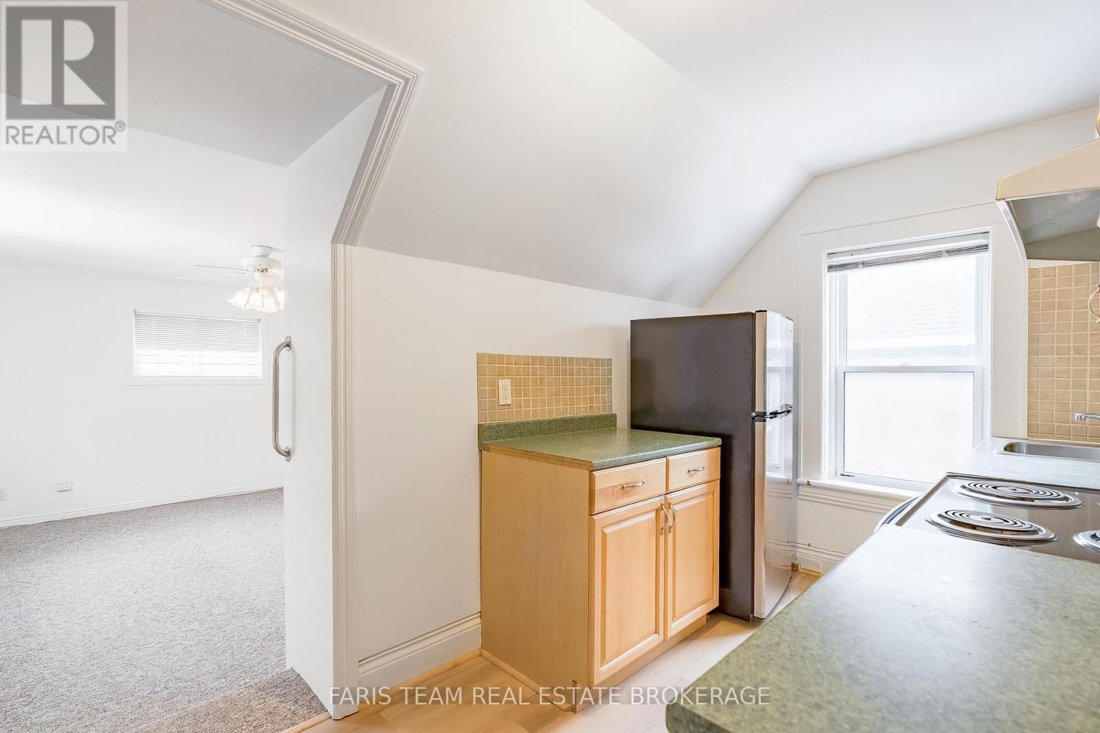 240 LACLIE STREET Image 9