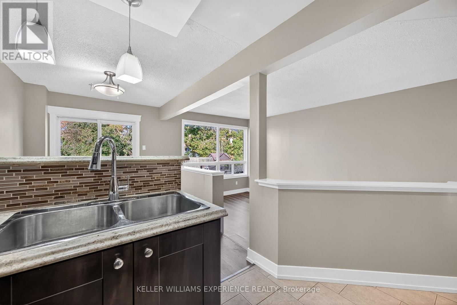 #22 - 12 LANKIN BOULEVARD Image 15