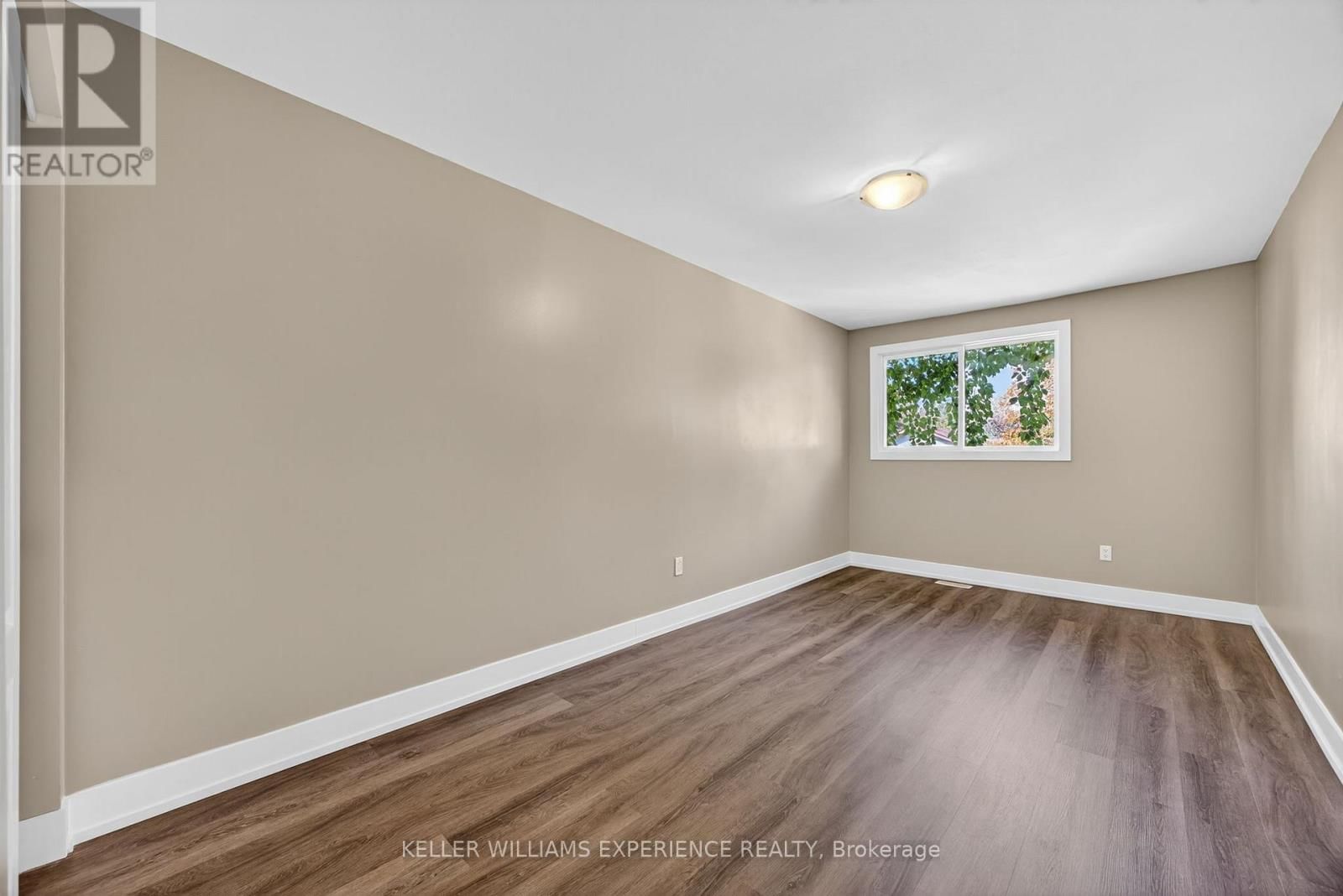 #22 - 12 LANKIN BOULEVARD Image 25