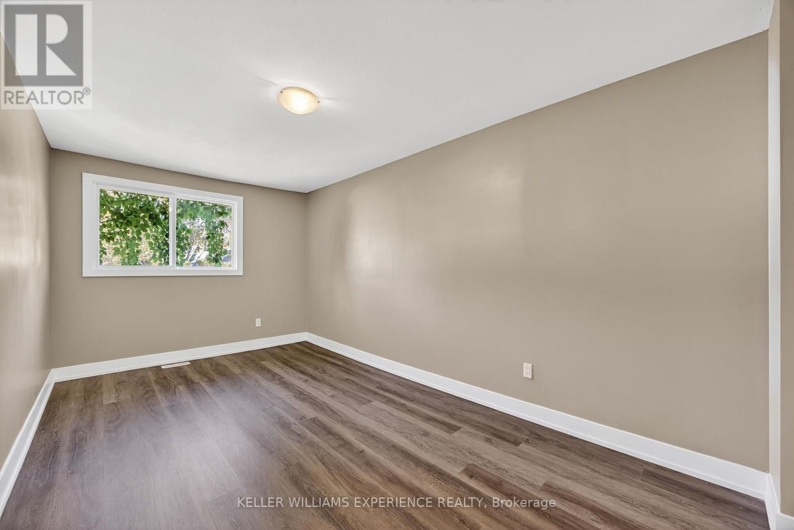 #22 - 12 LANKIN BOULEVARD Image 26