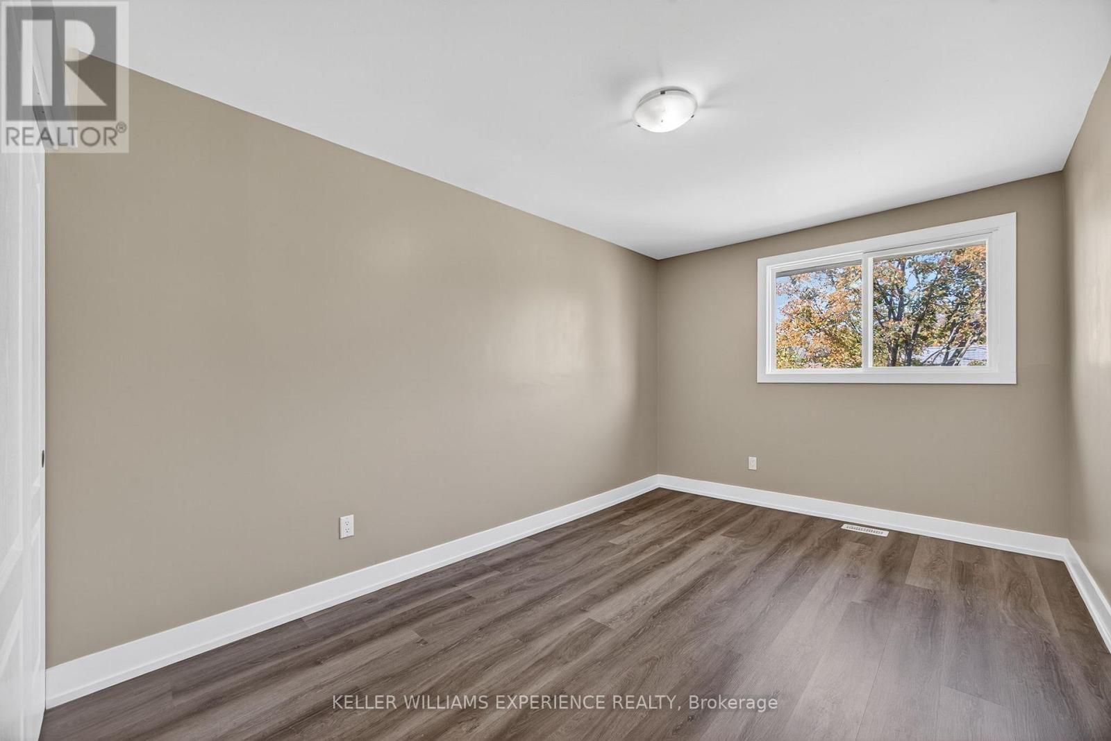 #22 - 12 LANKIN BOULEVARD Image 29