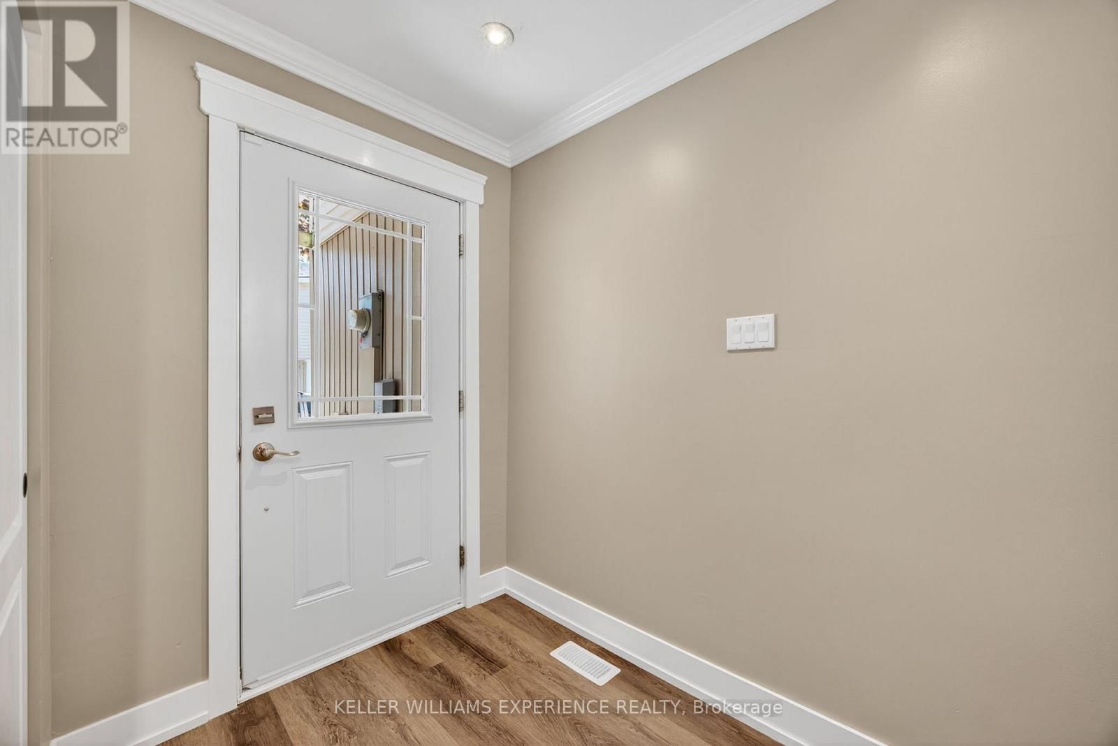 #22 - 12 LANKIN BOULEVARD Image 4