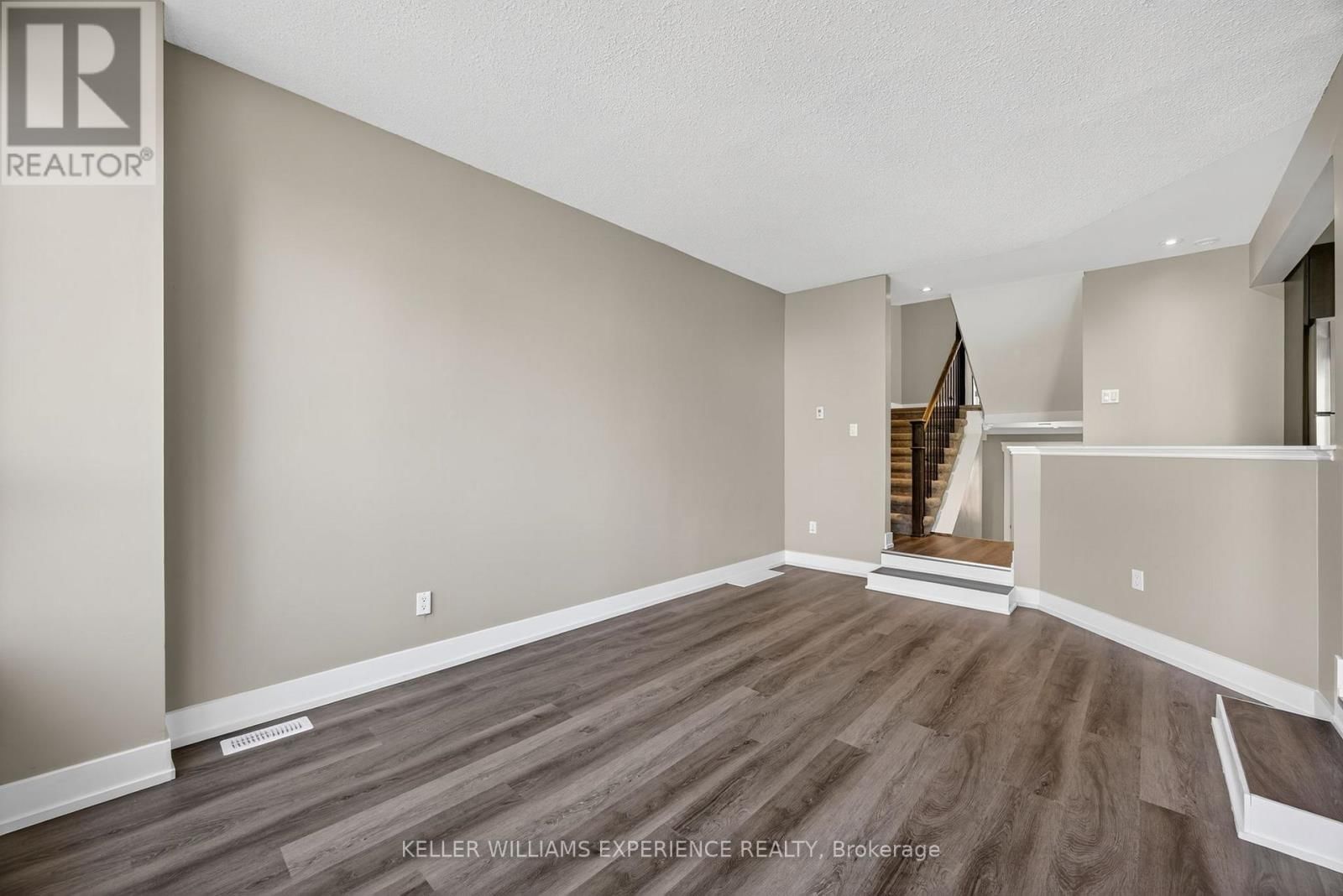 #22 - 12 LANKIN BOULEVARD Image 8