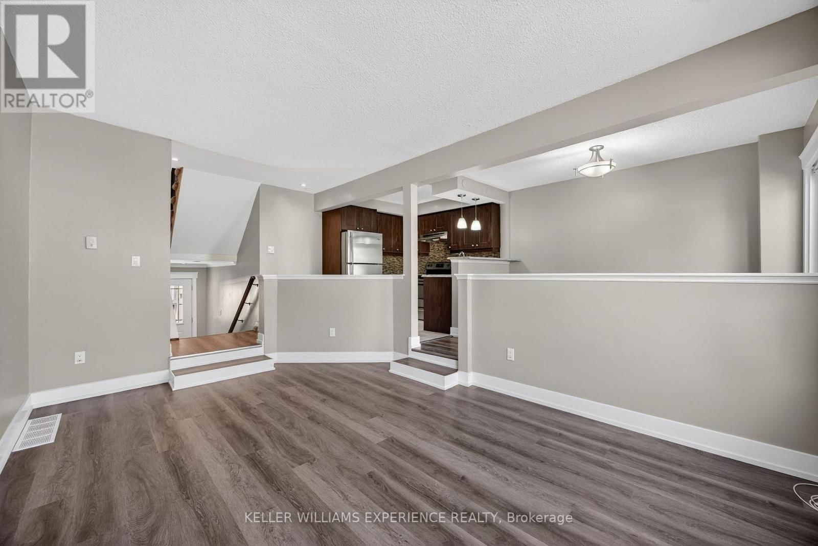 #22 - 12 LANKIN BOULEVARD Image 9