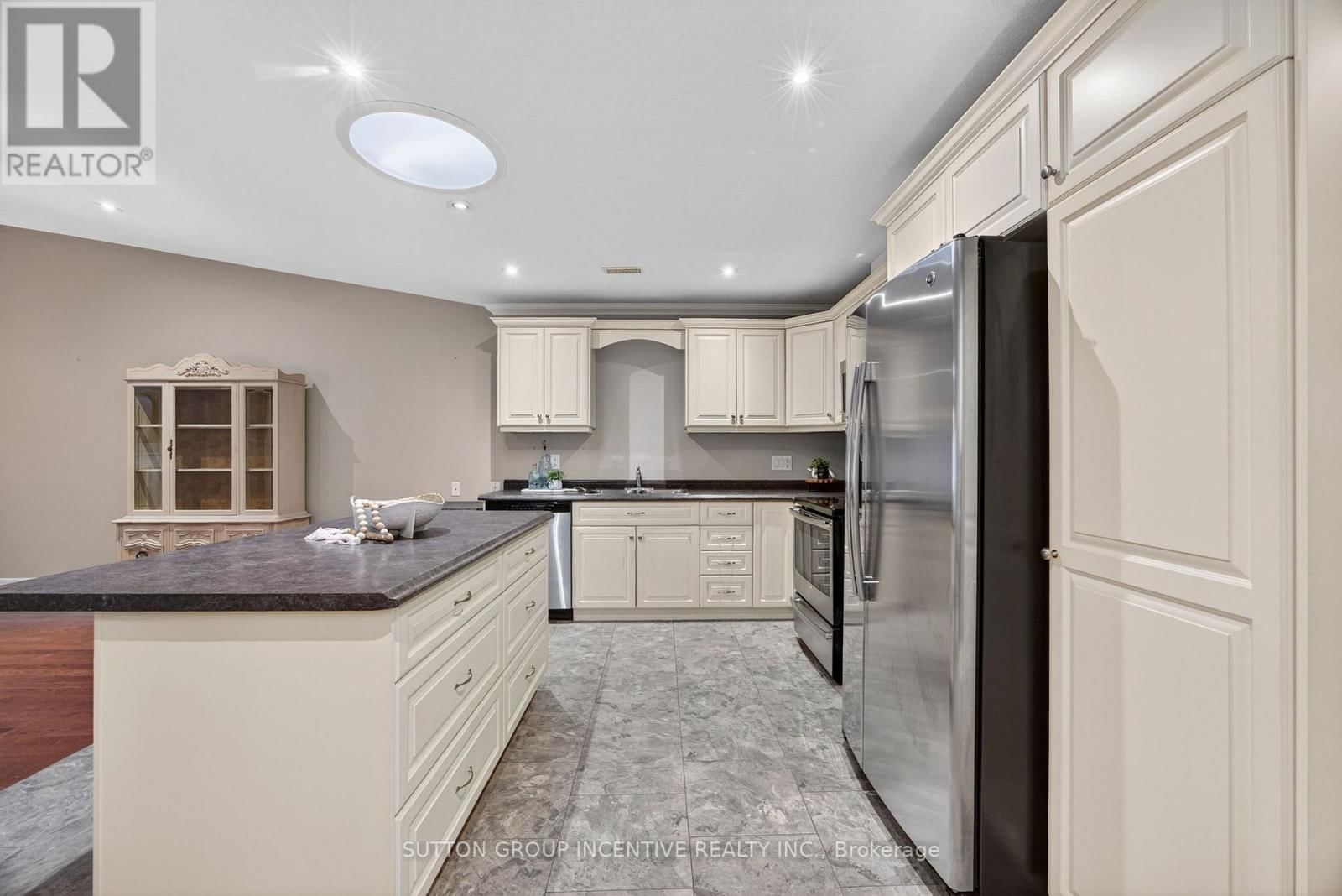 53 CLOVER CRESCENT Image 12