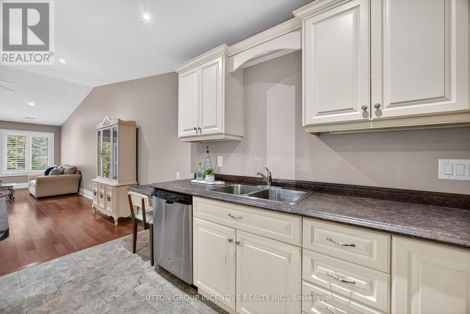 53 CLOVER CRESCENT Image 13