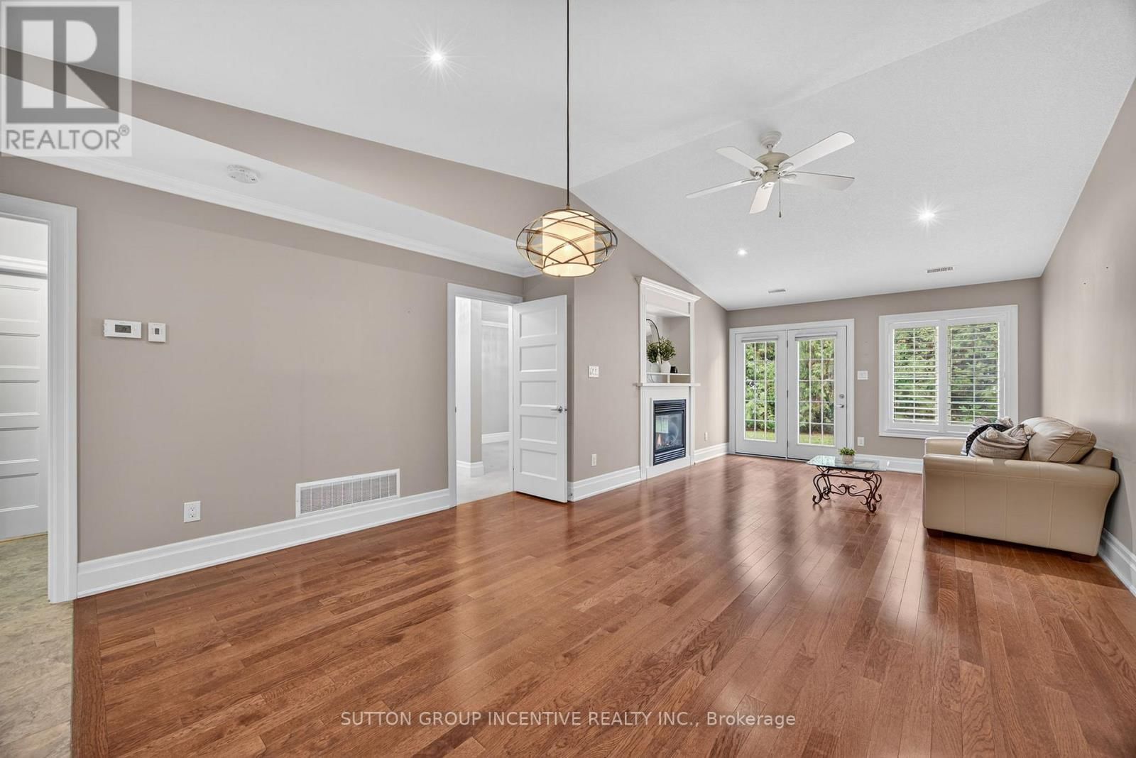 53 CLOVER CRESCENT Image 15