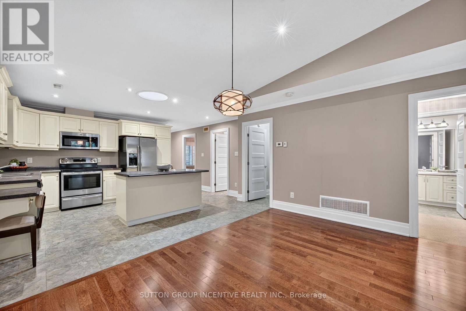 53 CLOVER CRESCENT Image 16