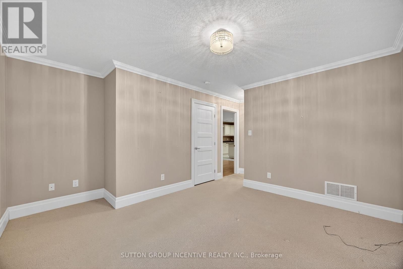 53 CLOVER CRESCENT Image 27