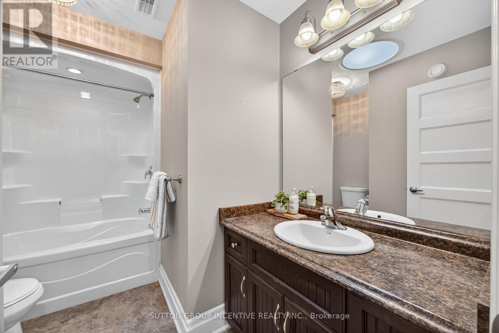 53 CLOVER CRESCENT Image 28