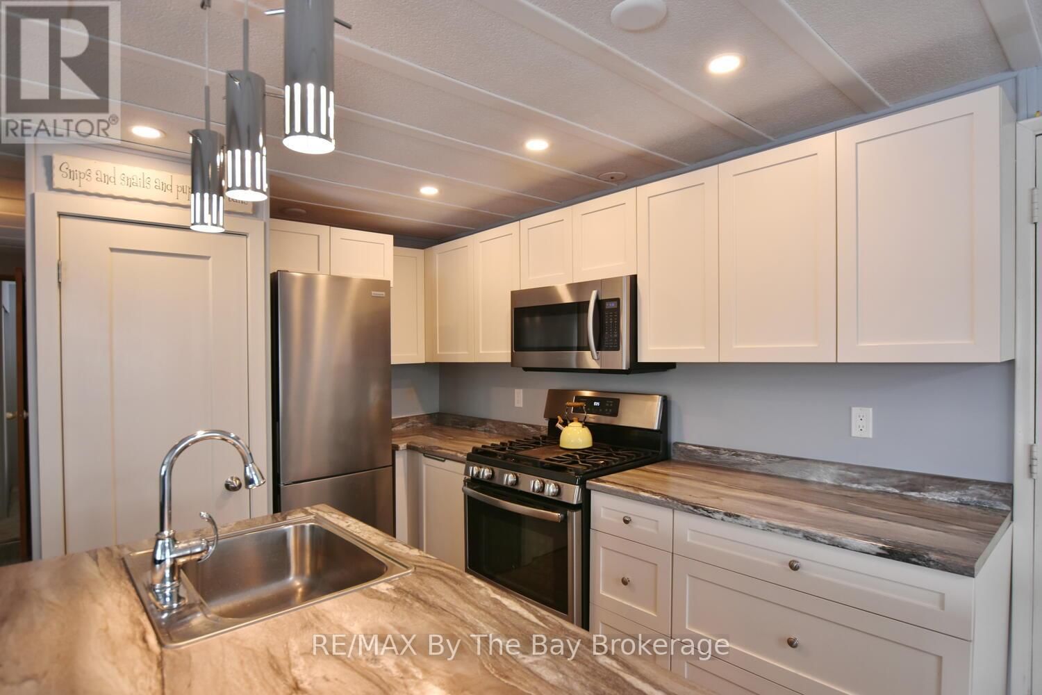 15 CARRUTHERS STREET SOUTH Image 12