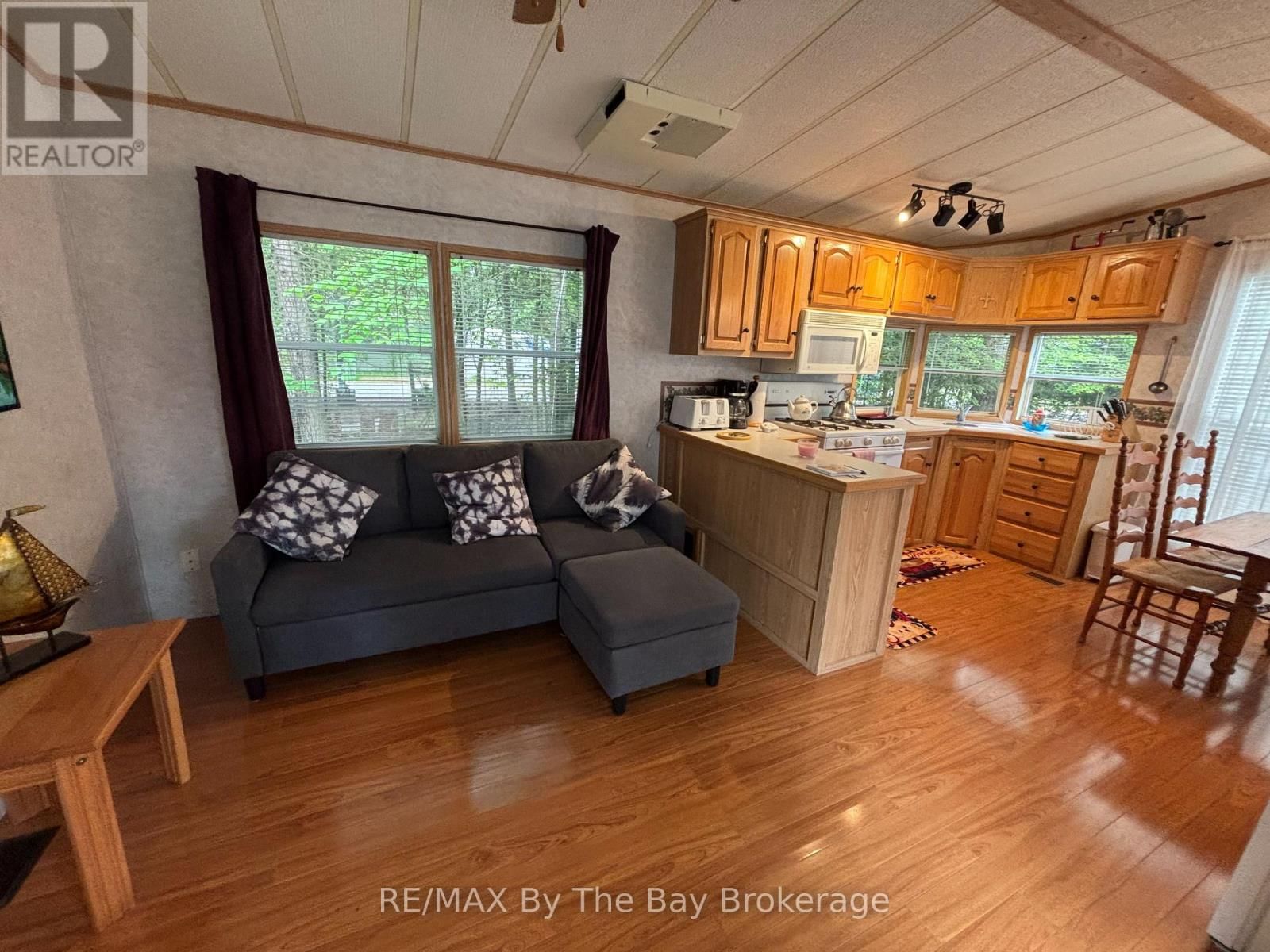 G4 - 85 THEME PARK DRIVE Image 13