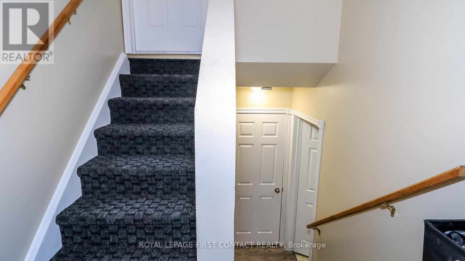 66 DOWNING CRESCENT Image 18