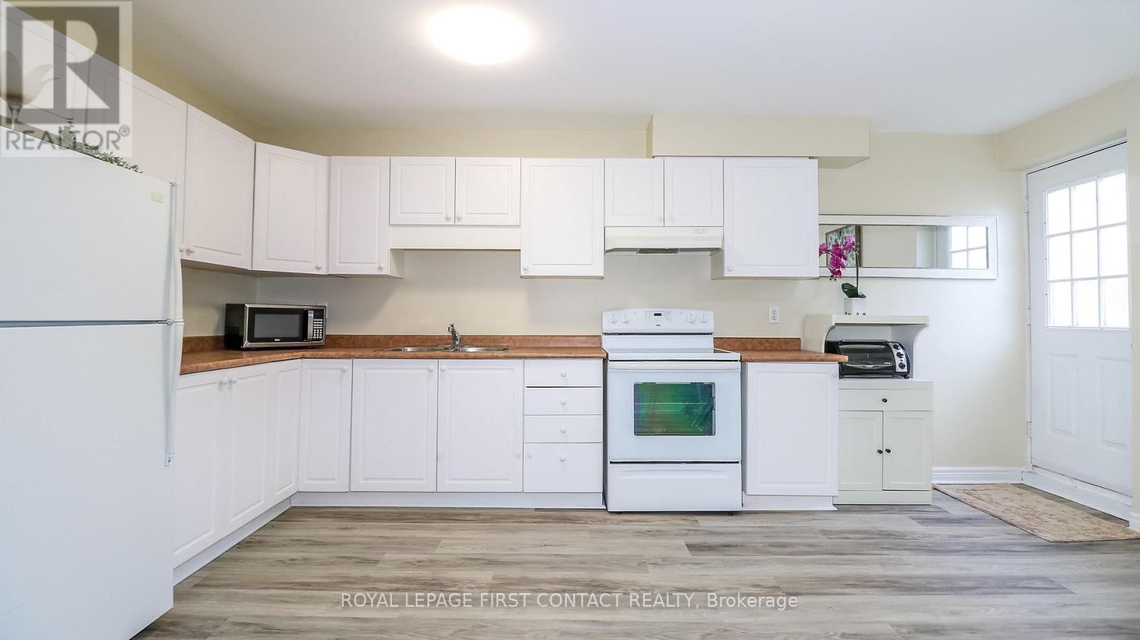 66 DOWNING CRESCENT Image 21