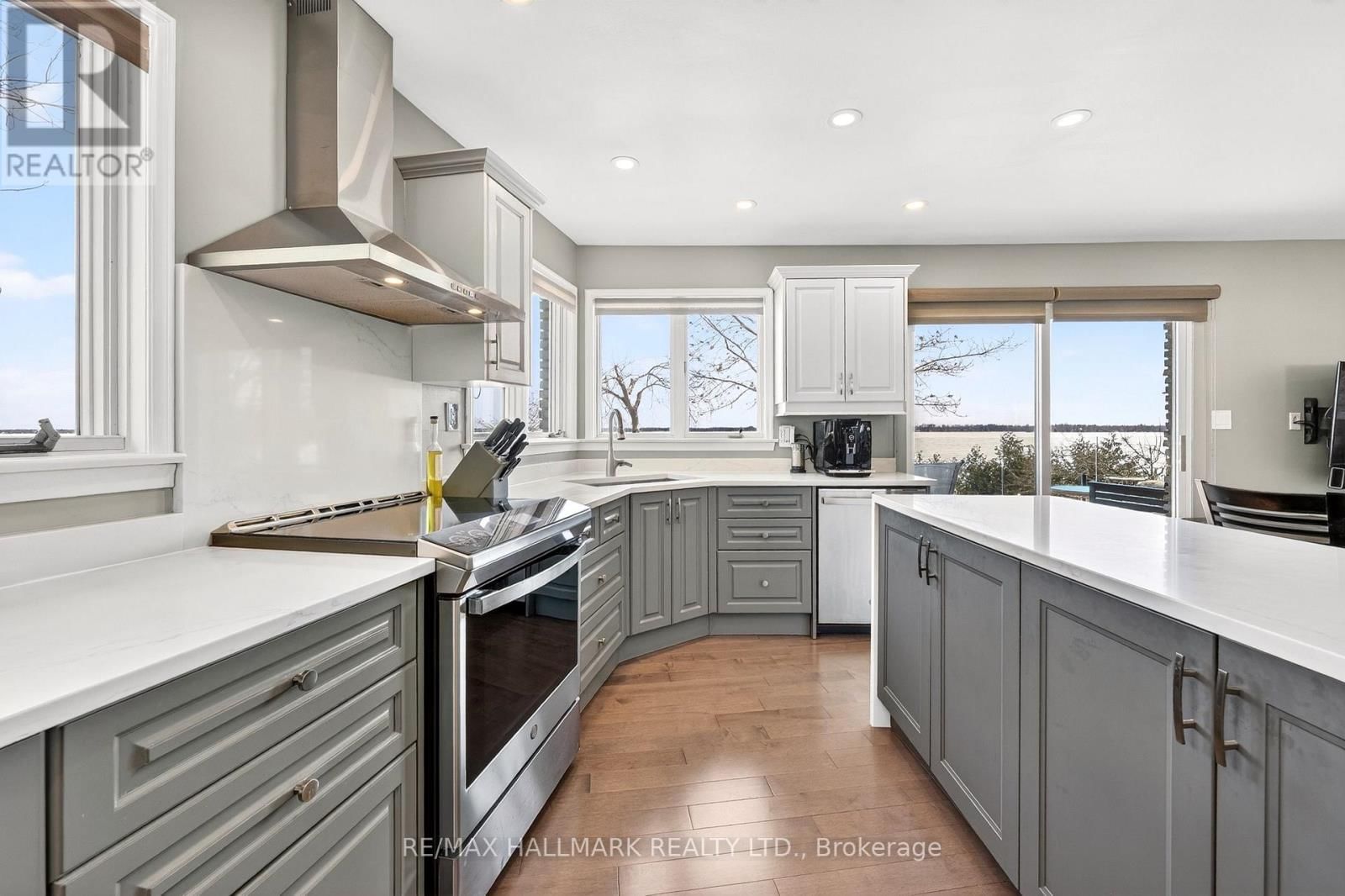 416 BAY STREET Image 12