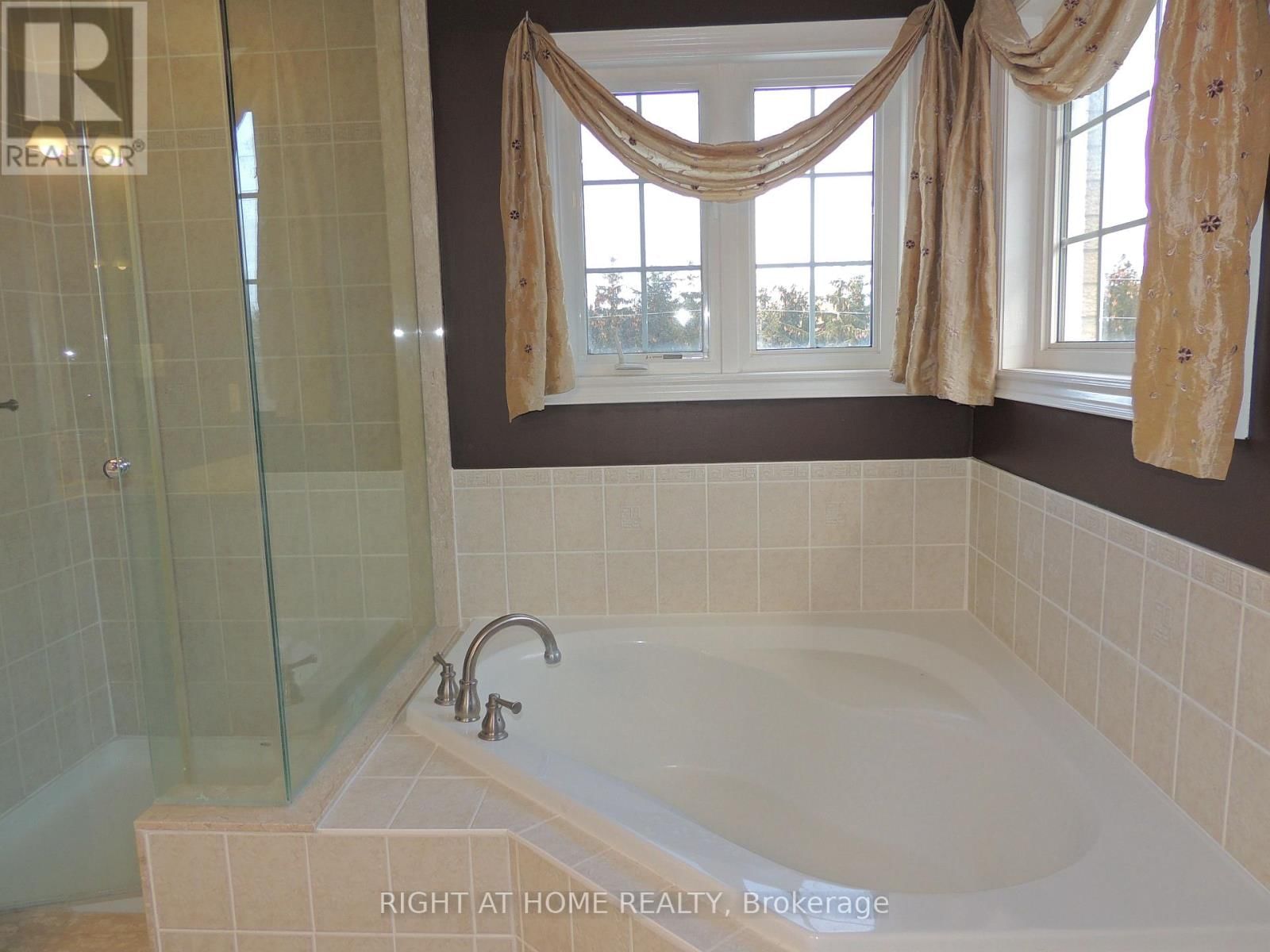 Upper - 42 WESTMINSTER CIRCLE NORTH Image 16