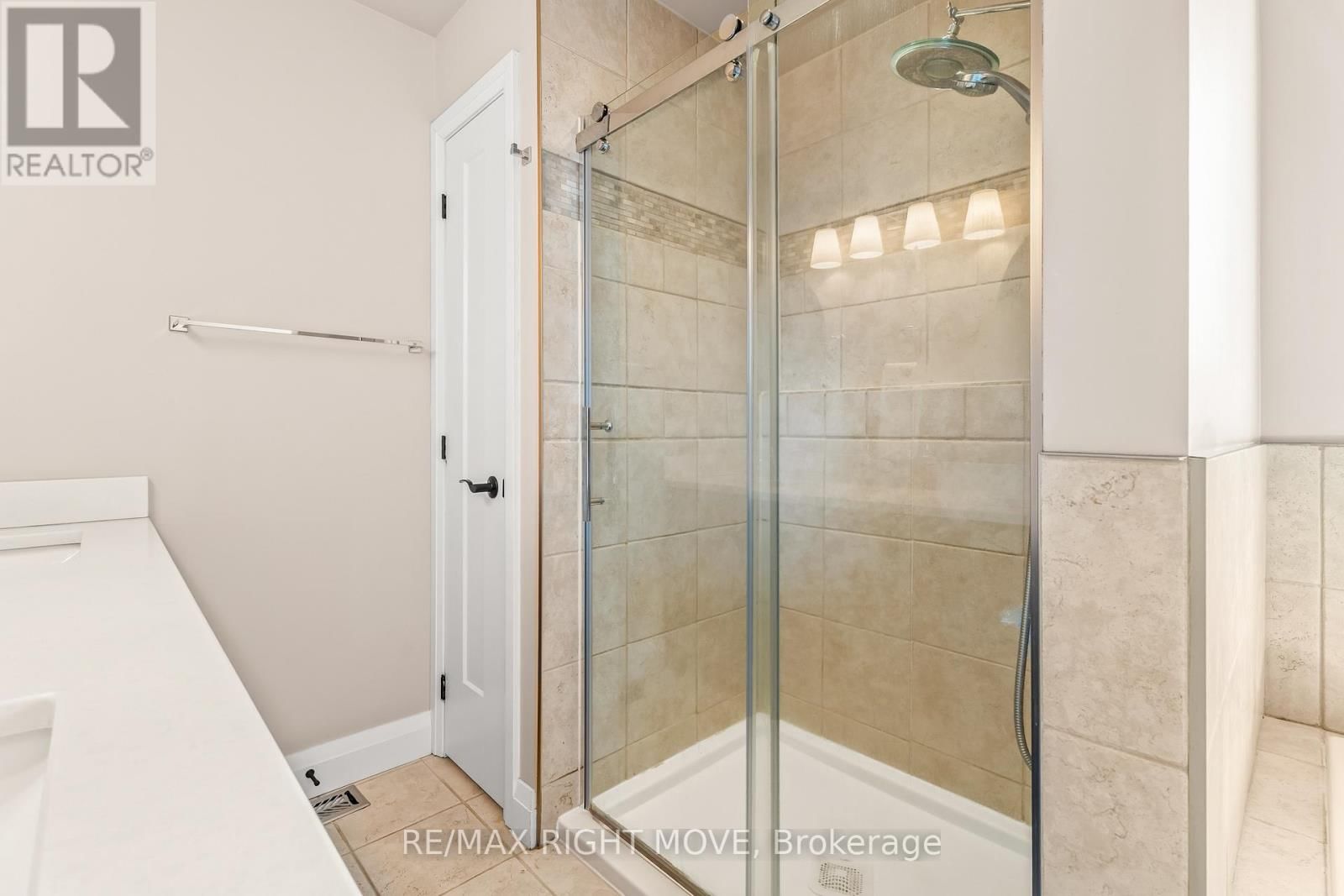 9 SUNRISE CIRCLE Image 22