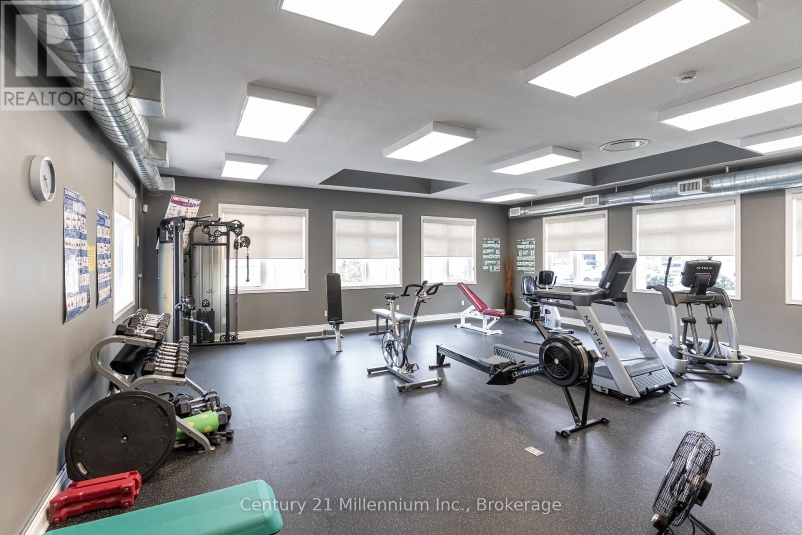 37 - 37-37 SILVER GLEN BOULEVARD Image 37