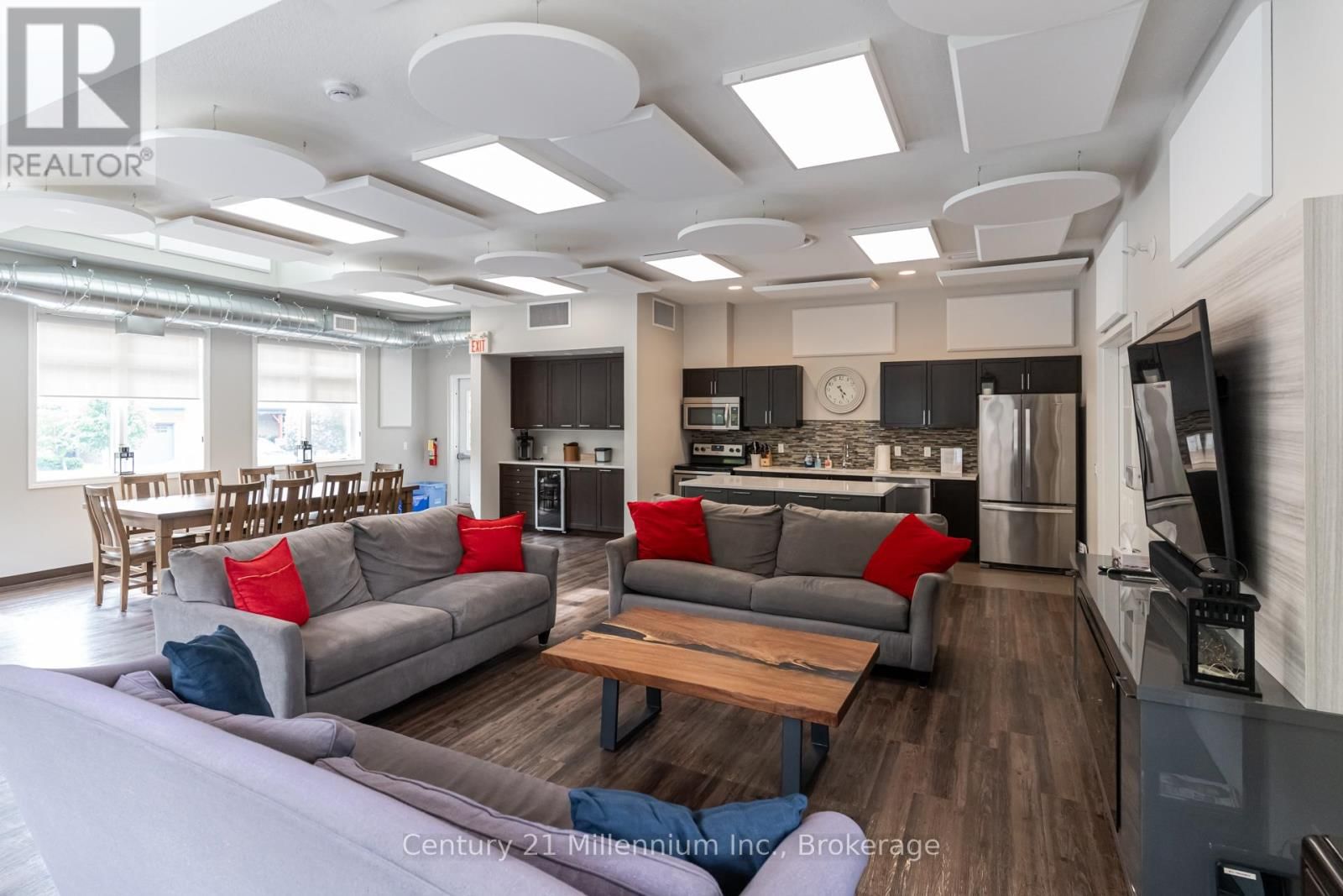 37 - 37-37 SILVER GLEN BOULEVARD Image 38