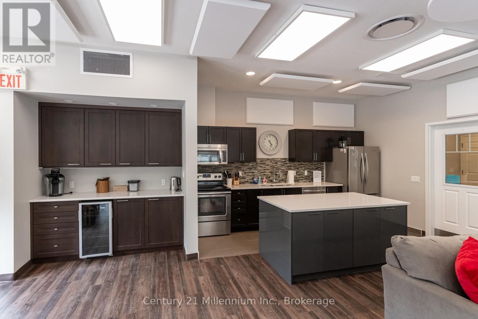 37 - 37-37 SILVER GLEN BOULEVARD Image 39