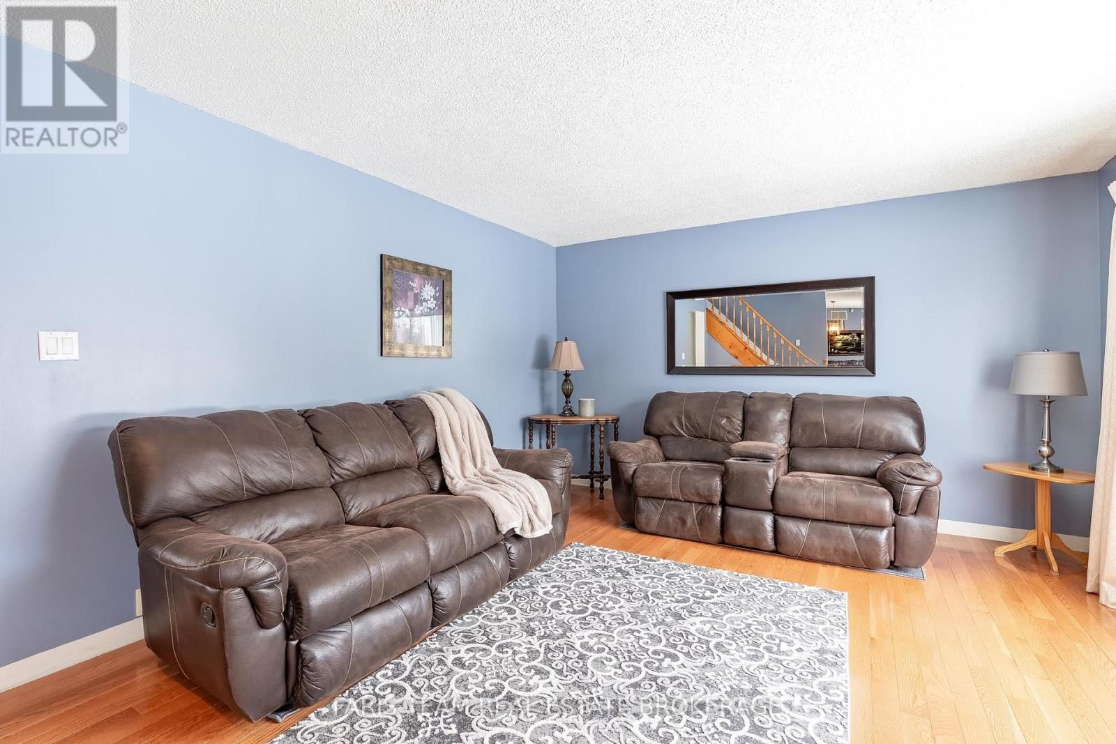 2104 NEWTON STREET Image 16