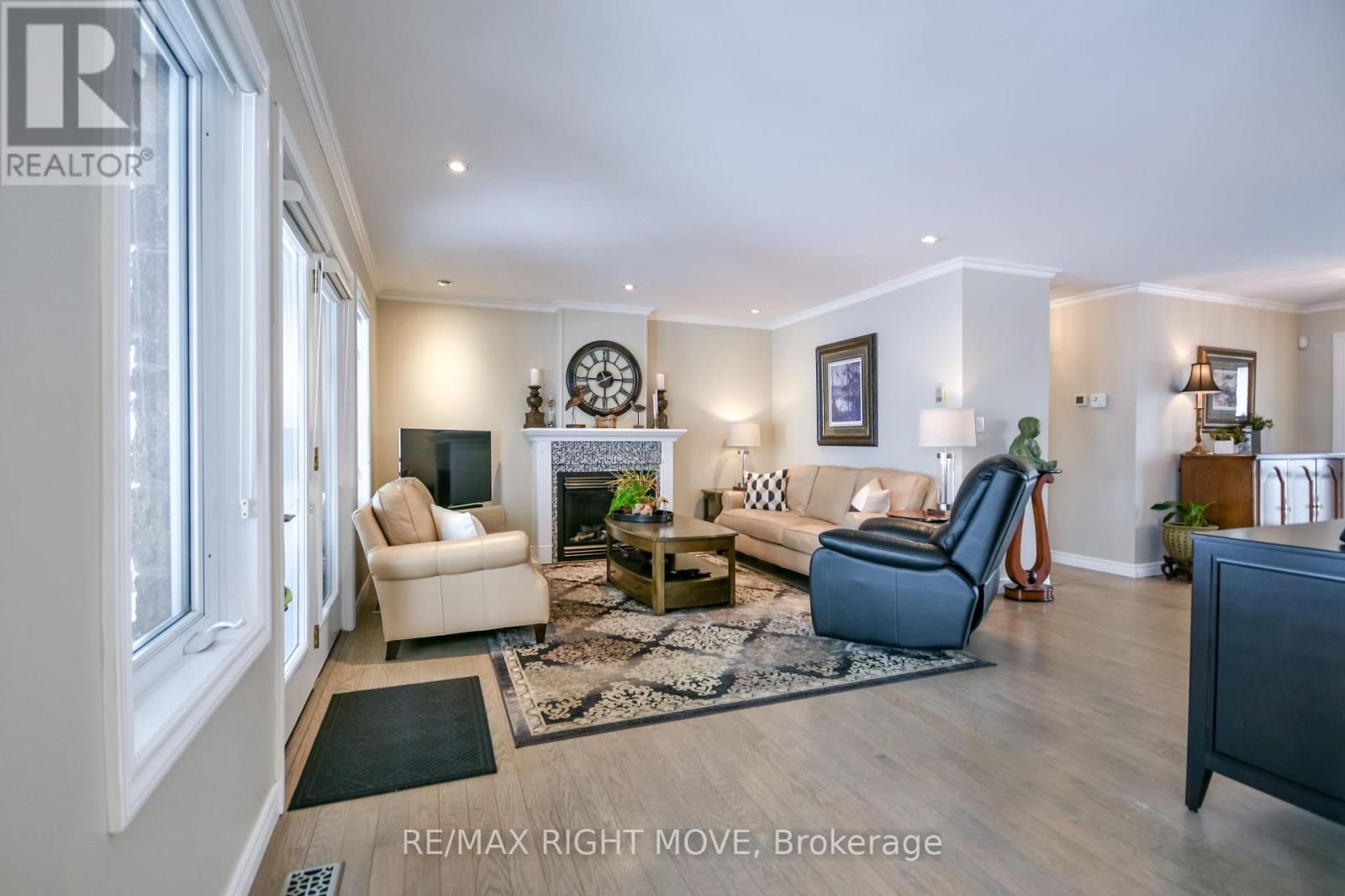 661 GLEN CRESCENT Image 17