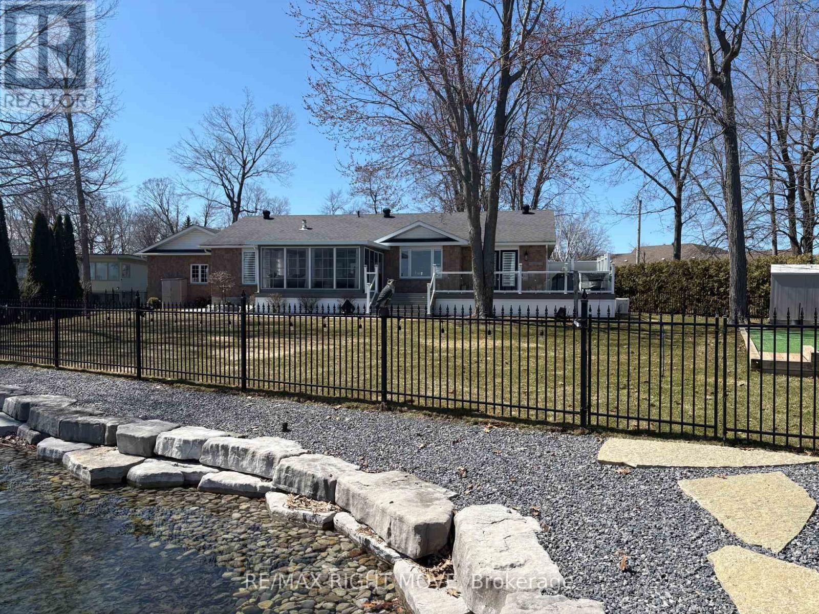 661 GLEN CRESCENT Image 46