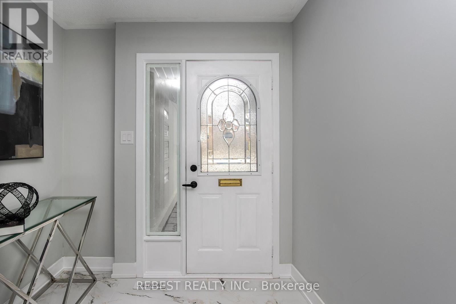 Main Floor - 92 LILLIAN CRESCENT Image 4