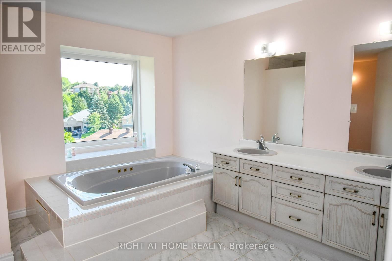 11 THACKERAY CRESCENT Image 23