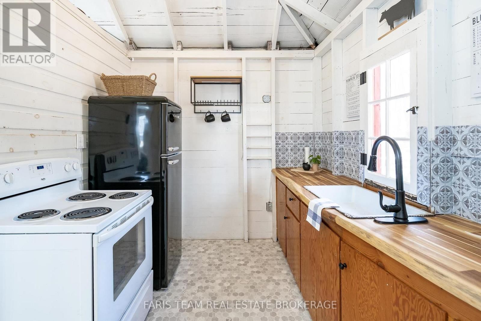 365 ROBINS POINT ROAD Image 5