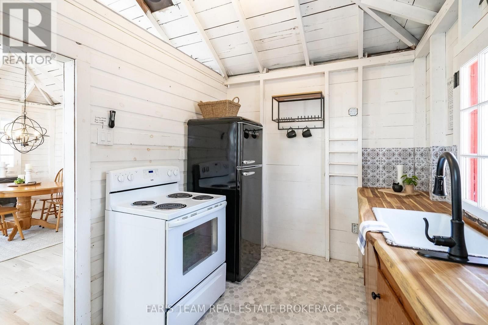 365 ROBINS POINT ROAD Image 6