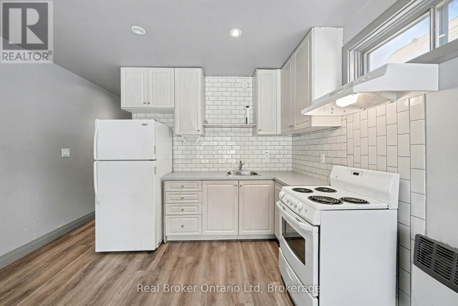 A - 7 ROBERT STREET WEST Image 10