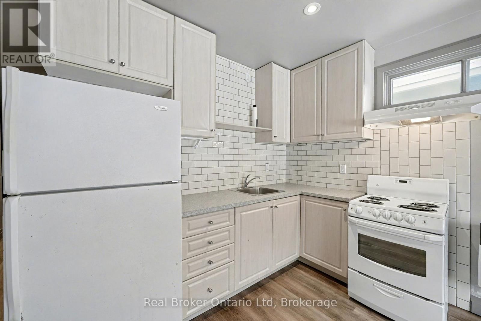 A - 7 ROBERT STREET WEST Image 11