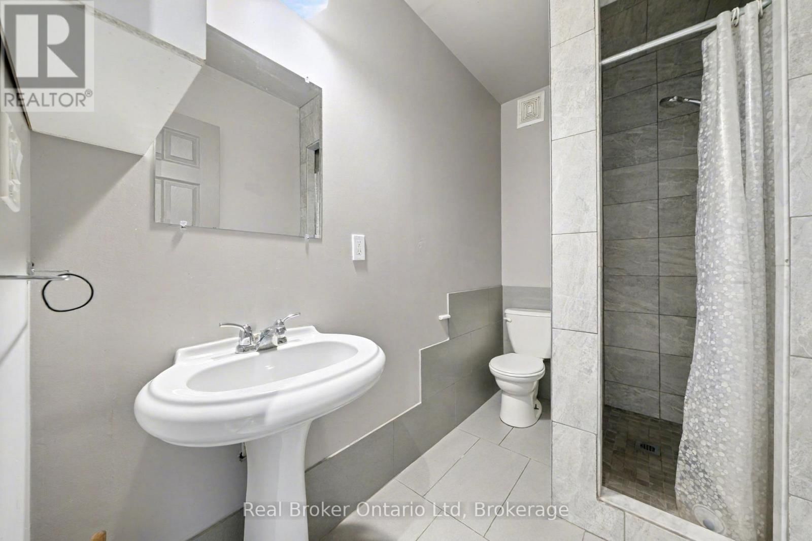 A - 7 ROBERT STREET WEST Image 13