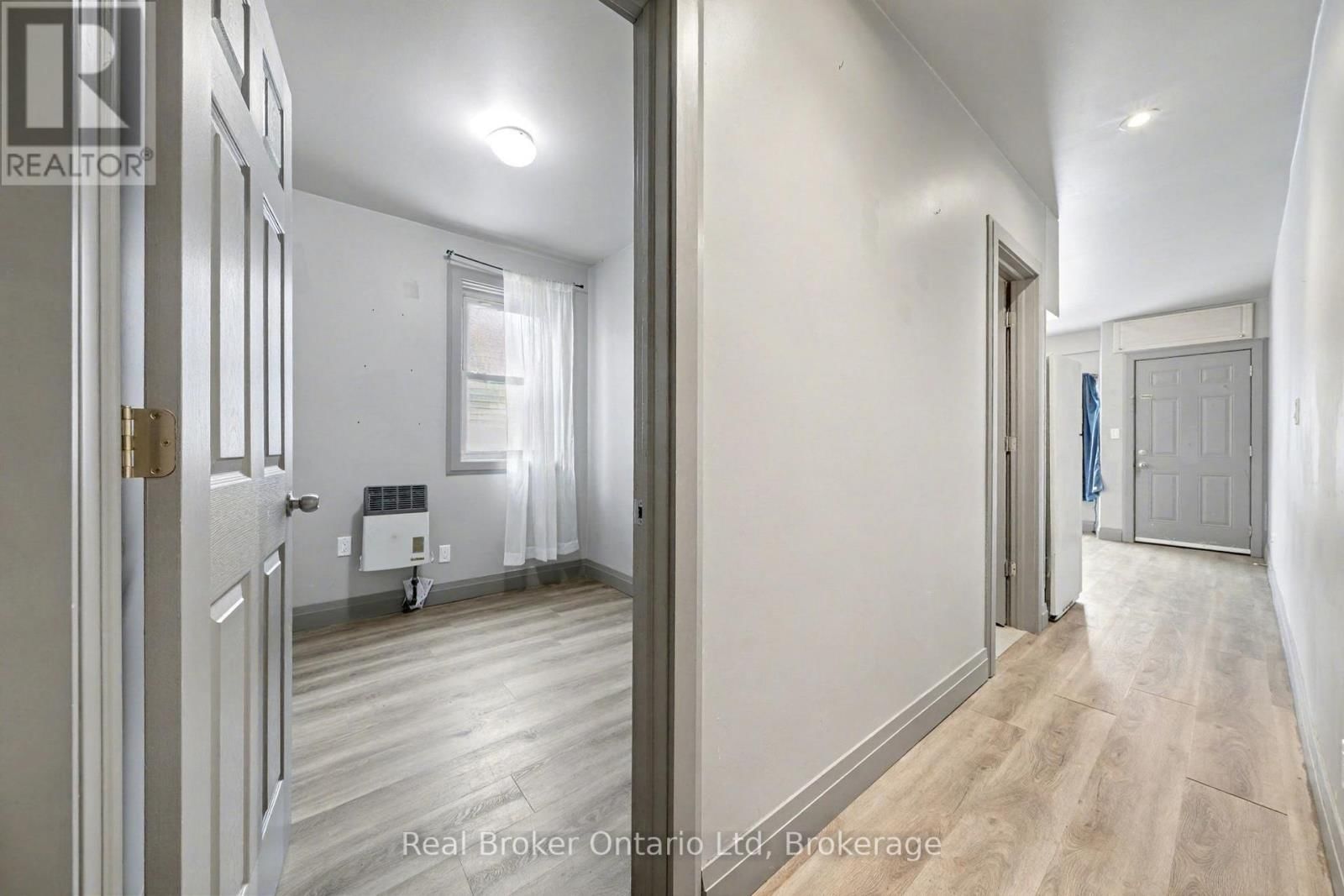 A - 7 ROBERT STREET WEST Image 14