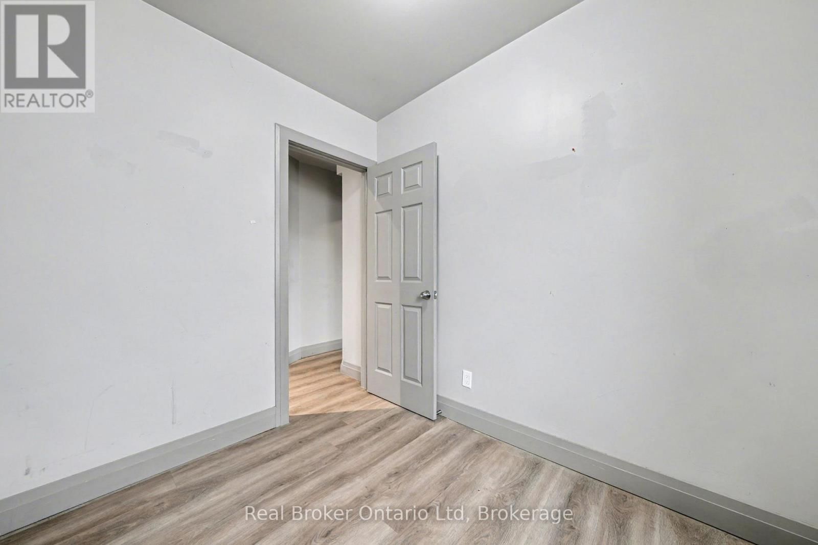 A - 7 ROBERT STREET WEST Image 16